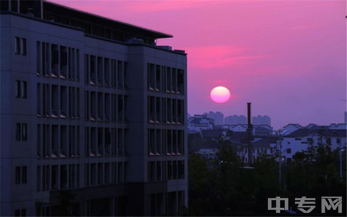 安徽中医药大学-夜景