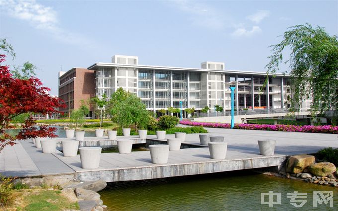 衢州学院-校园一角